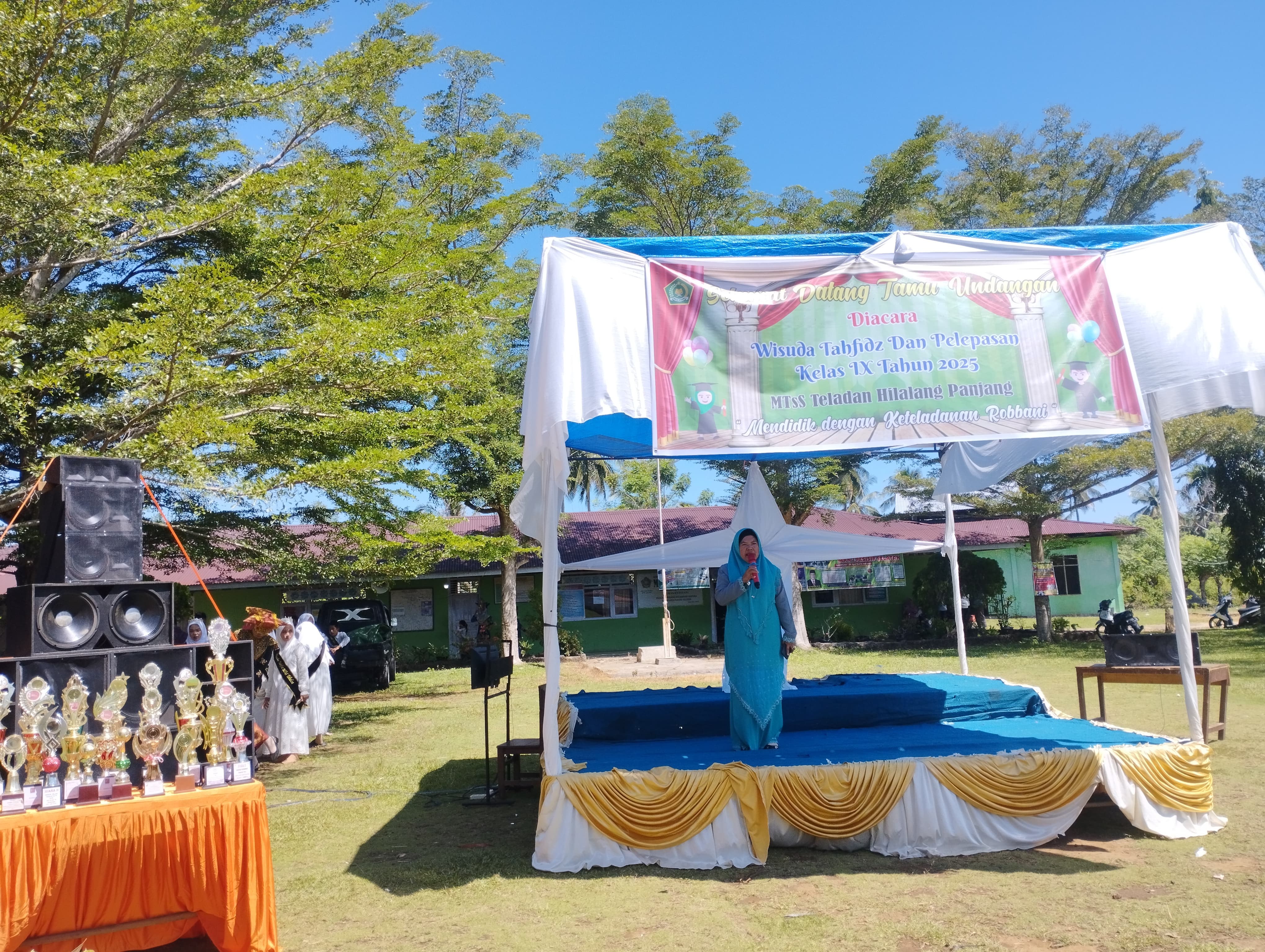 Camat Airpura Hadiri Acara Wisuda Thafidz dan Pelepasan Anak kelas IX MTsS Teladan Lalang Panjang In