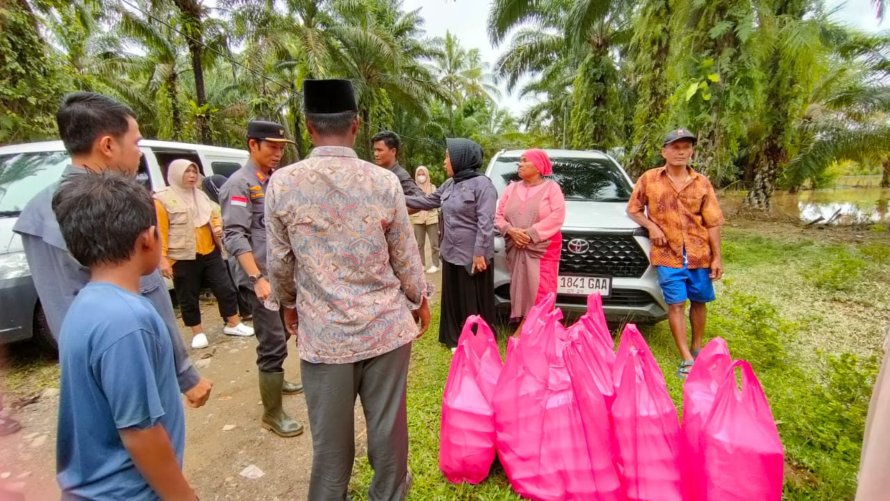 Camat Airpura Salurkan Bantuan Makanan Untuk Korban Banjir Nagari Tluk Kualo Inderapura