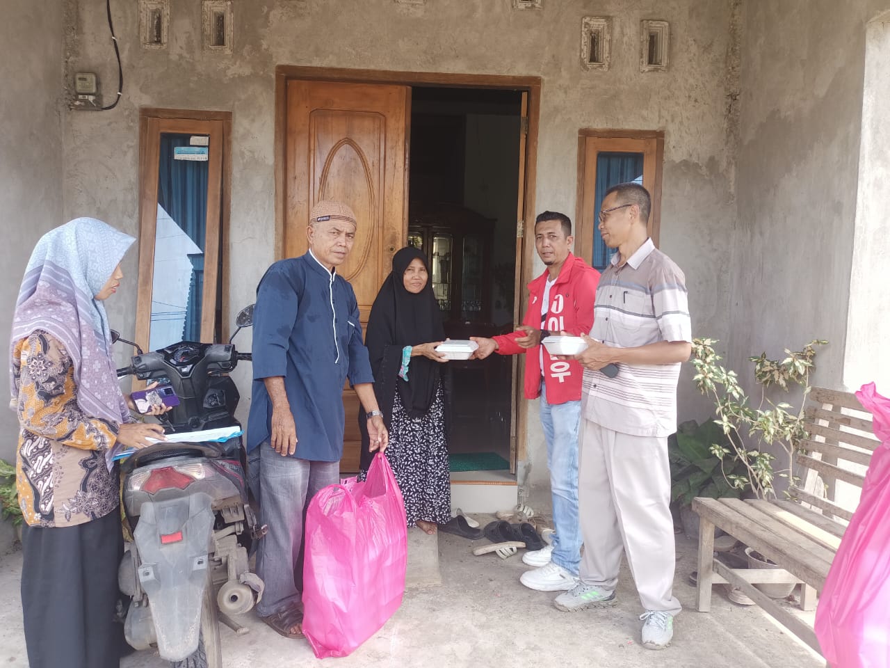 Kasi Pemerintahan Kecamatan Airpura Salurkan Bantuan Makanan  Warga Terdampak Banjir Nagari Inderapu