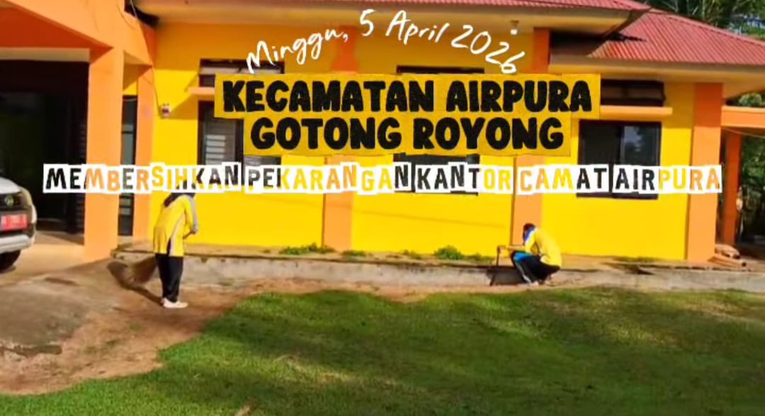 Pemerintah Kecamatan Airpura melaksanakan kegiatan Gotong Royong di lingkungan Kantor Camat Airpura