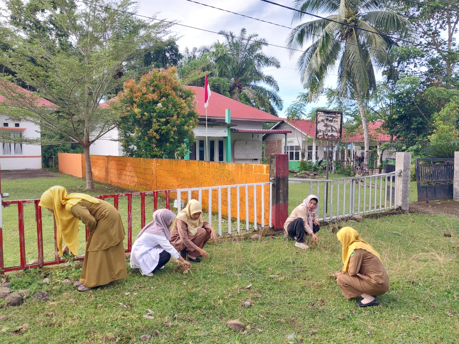 Dukung Gerakan Indonesia Asri, Pemerintah Kecamatan Airpura Laksanakan Gotong Royong Bersihkan Lingk