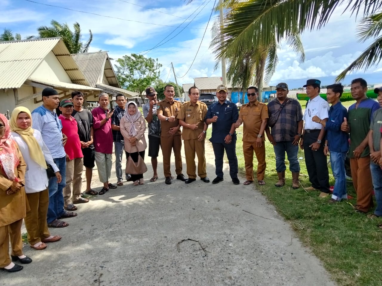 Camat Airpura Mendampingi Wakil Bupati Pesisir Selatan Meninjau Lokasi Kampung Nelayan dan Destinasi