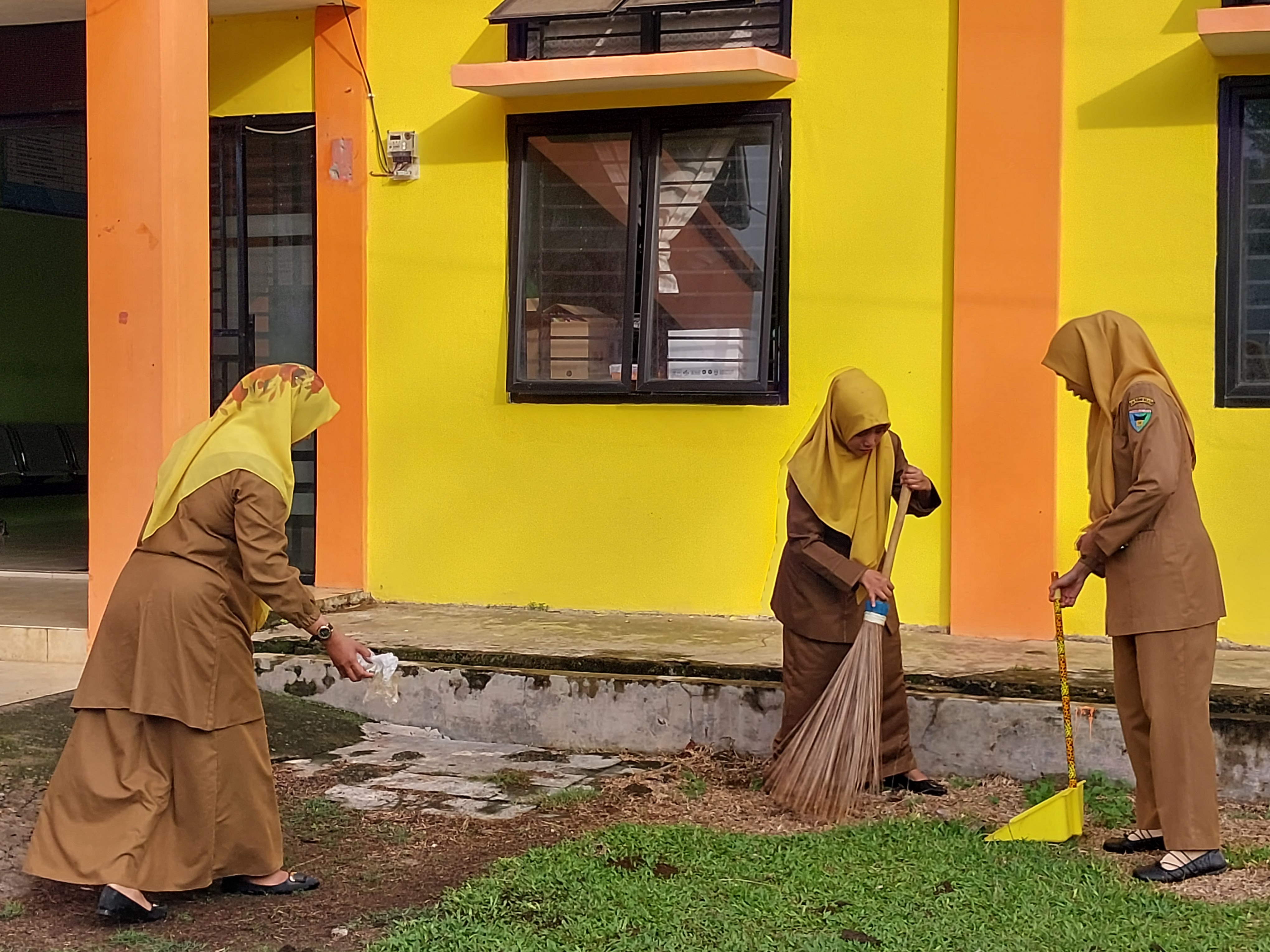 Pemerintah Kecamatan Airpura Gelar Gotong Royong dalam Rangka Gerakan Indonesia ASRI (Selasa, 14 Apr