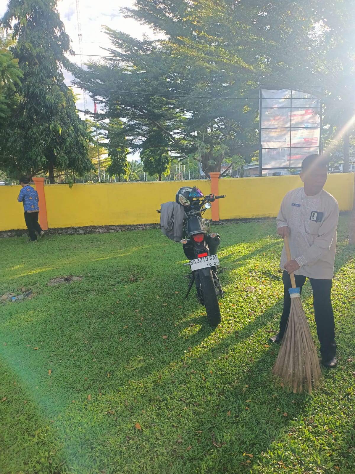 Dukung Gerakan Indonesia Asri, Pemerintah Kecamatan Airpura Gelar Gotong Royong  di Lapangan Bola Ka
