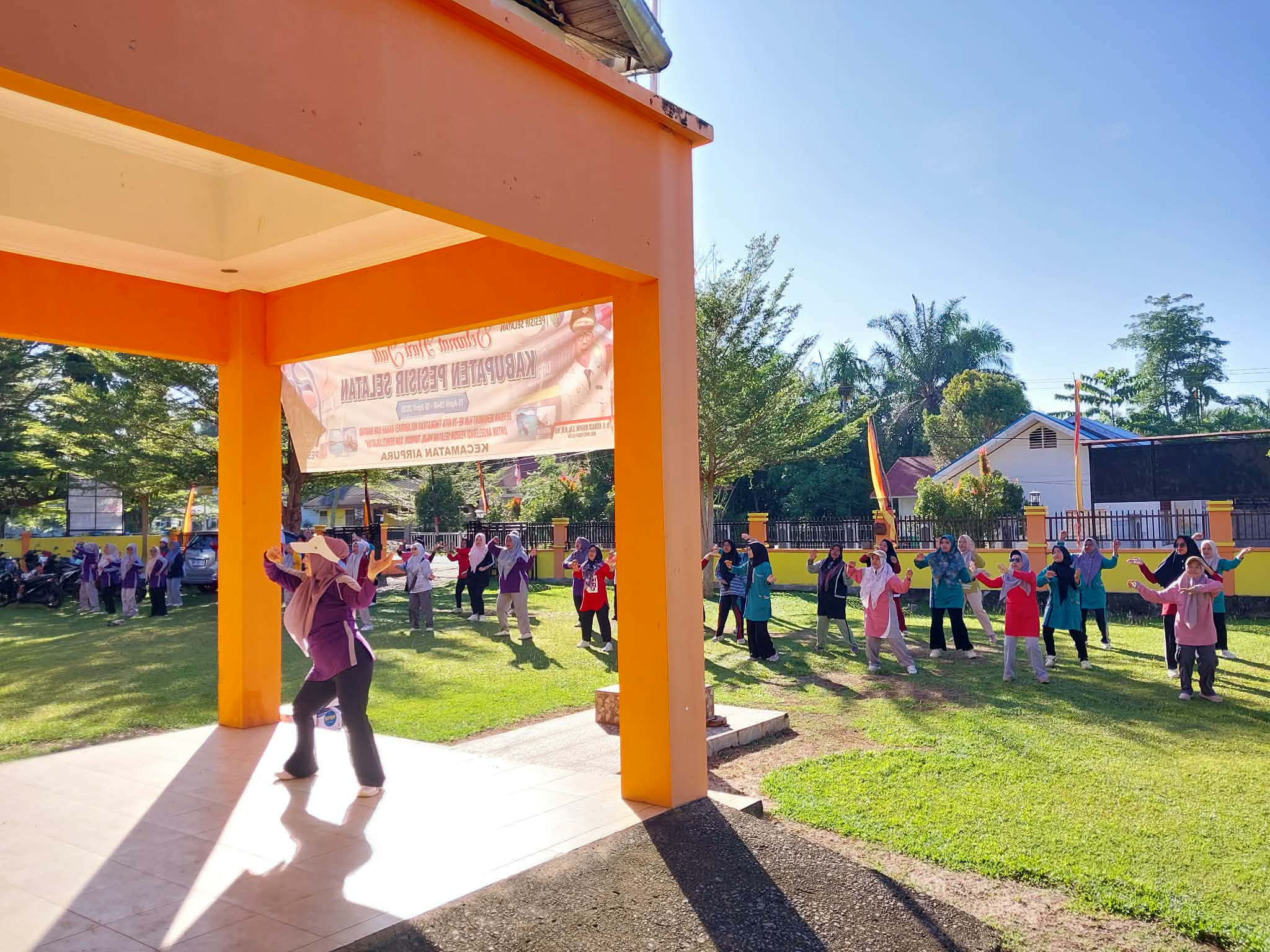 Jaga Kebugaran dan Kesehatan, Pemerintah Kecamatan Airpura Gelar Senam Bersama Usai Apel Pagi  Airpu