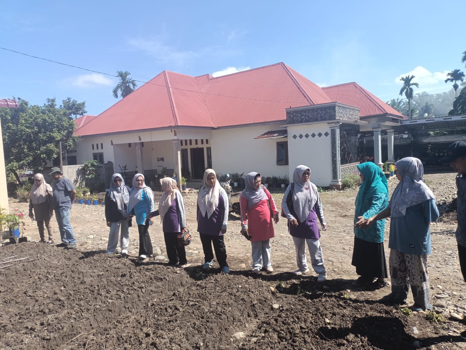 Camat Airpura Laksanakan Gotong Royong dan Persiapan Lomba PKK Tingkat Provinsi di Nagari Tluk Kualo