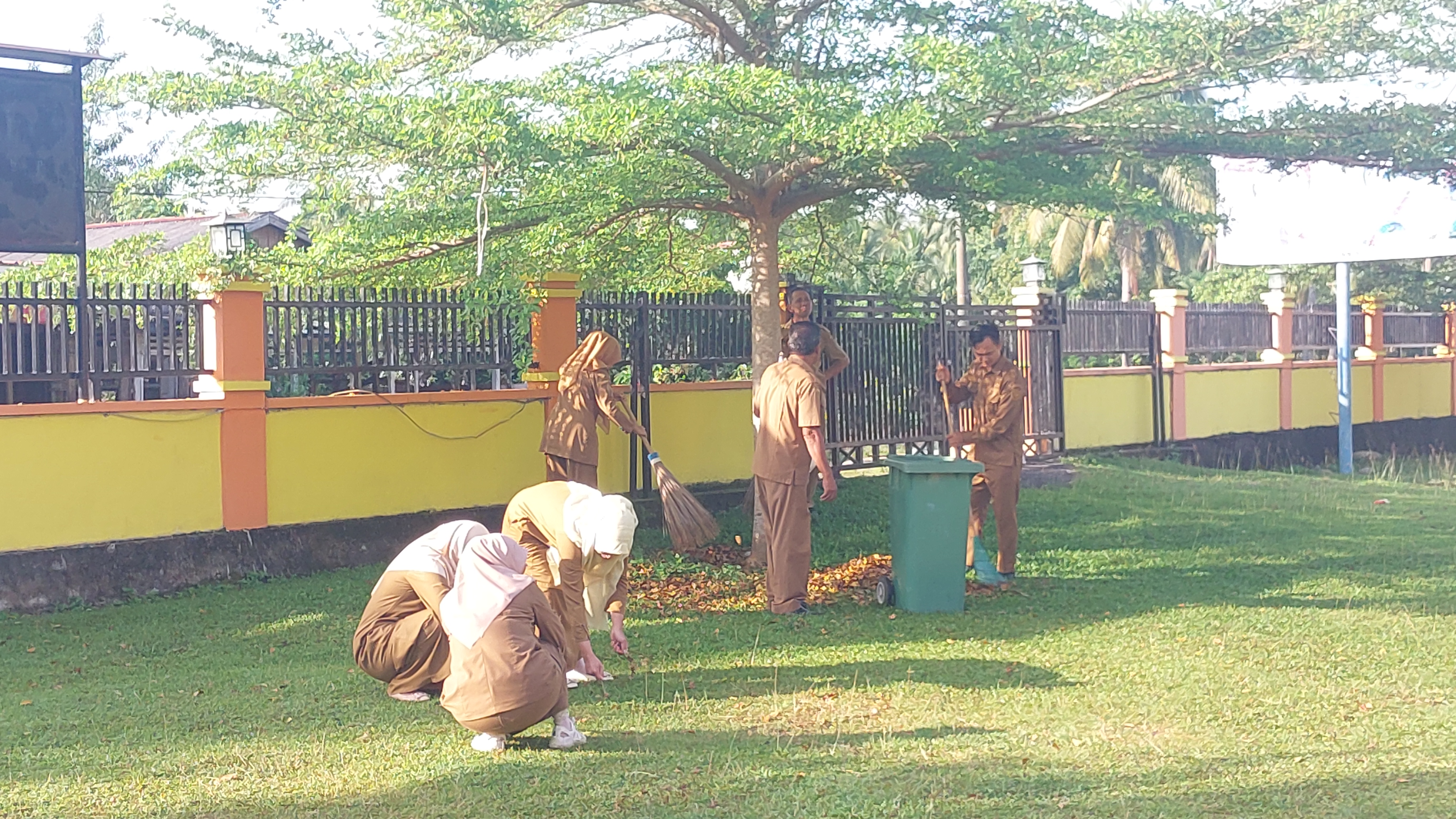 Usai Apel Pagi, Kecamatan Airpura Laksanakan Gotong Royong dalam Gerakan Indonesia Asri