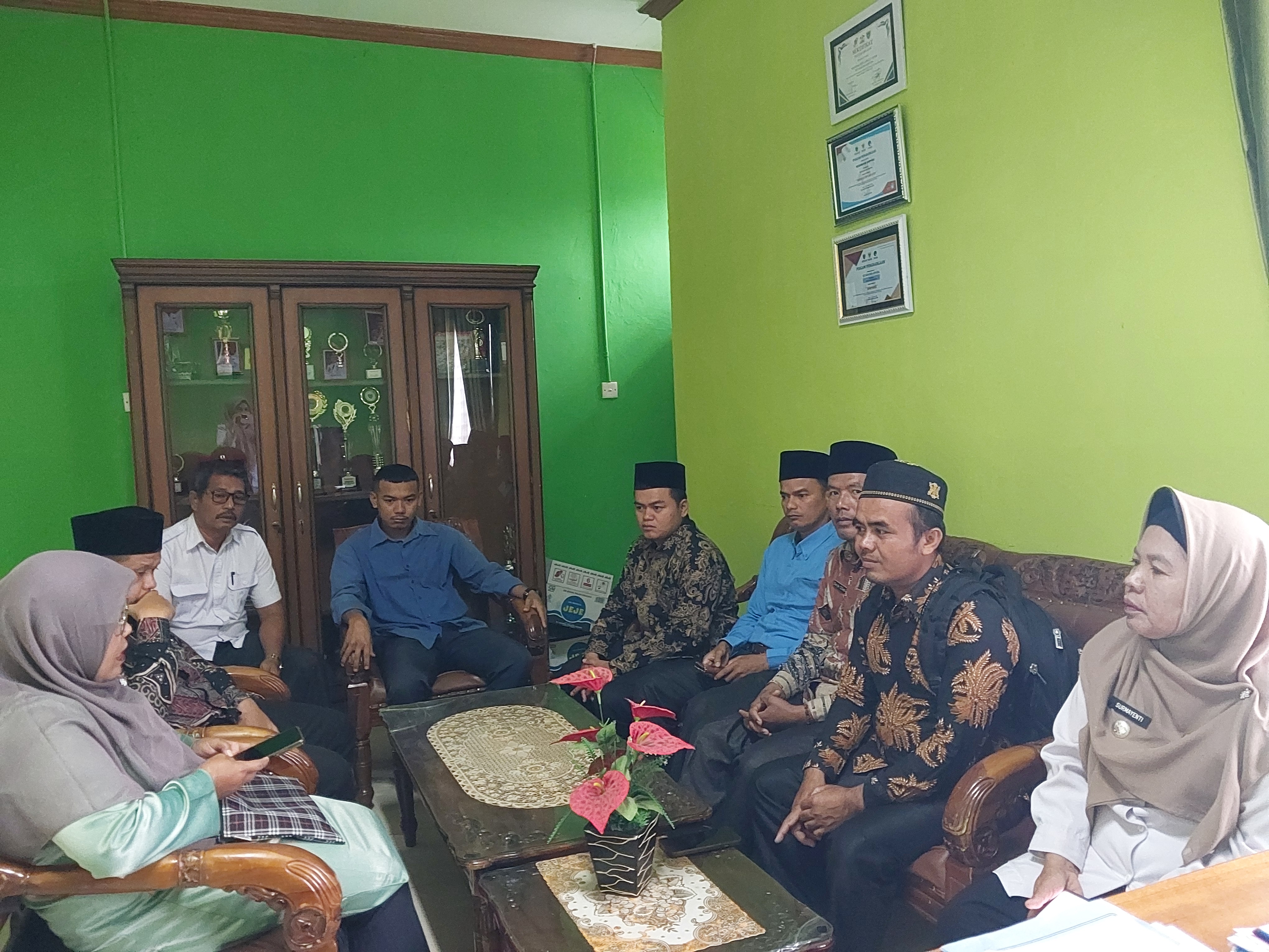 Penyuluh Agama KUA Airpura berkoordinasi dengan Camat Airpura