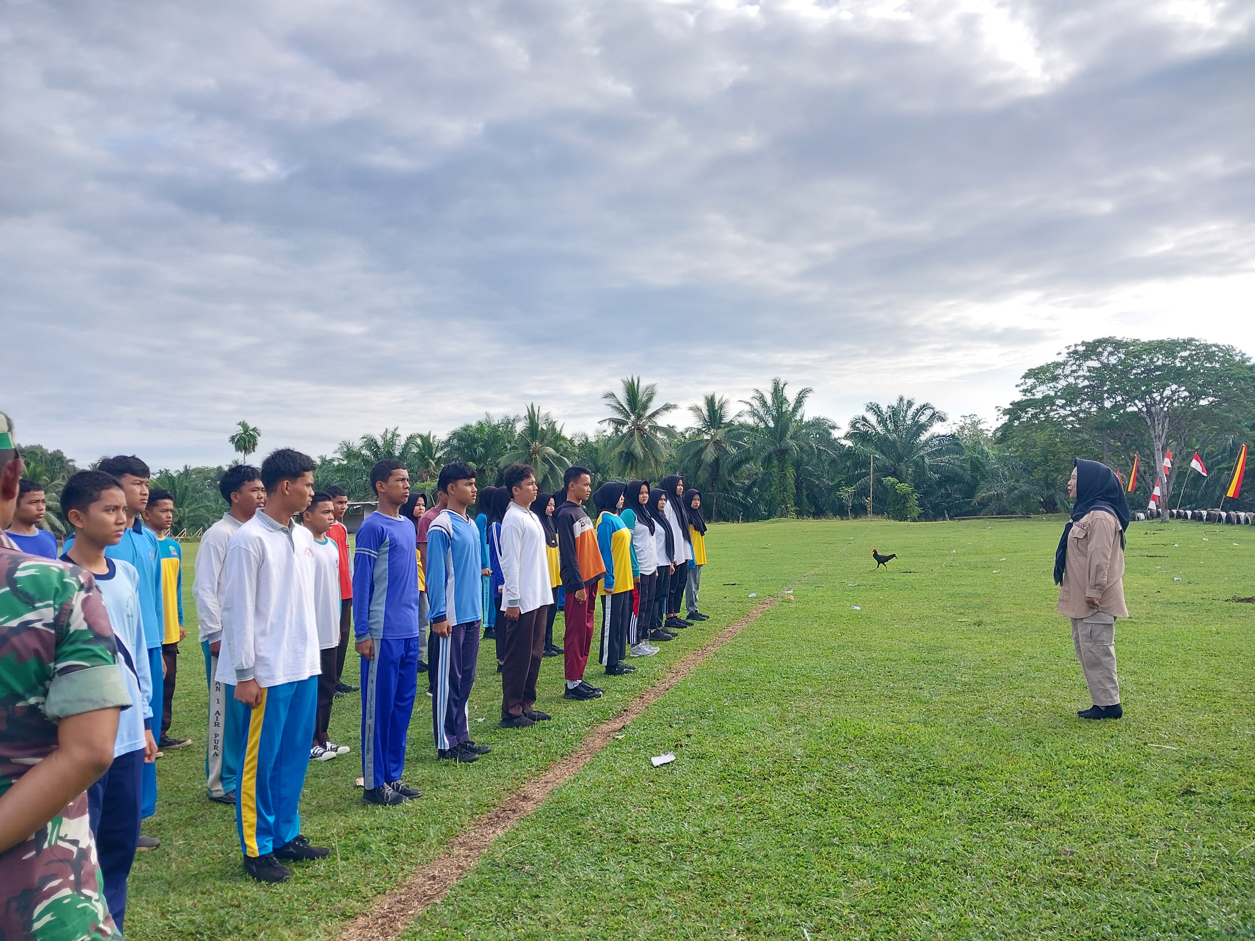 Berikan Motivasi Camat Airpura Tinjau Latihan Paskibra 