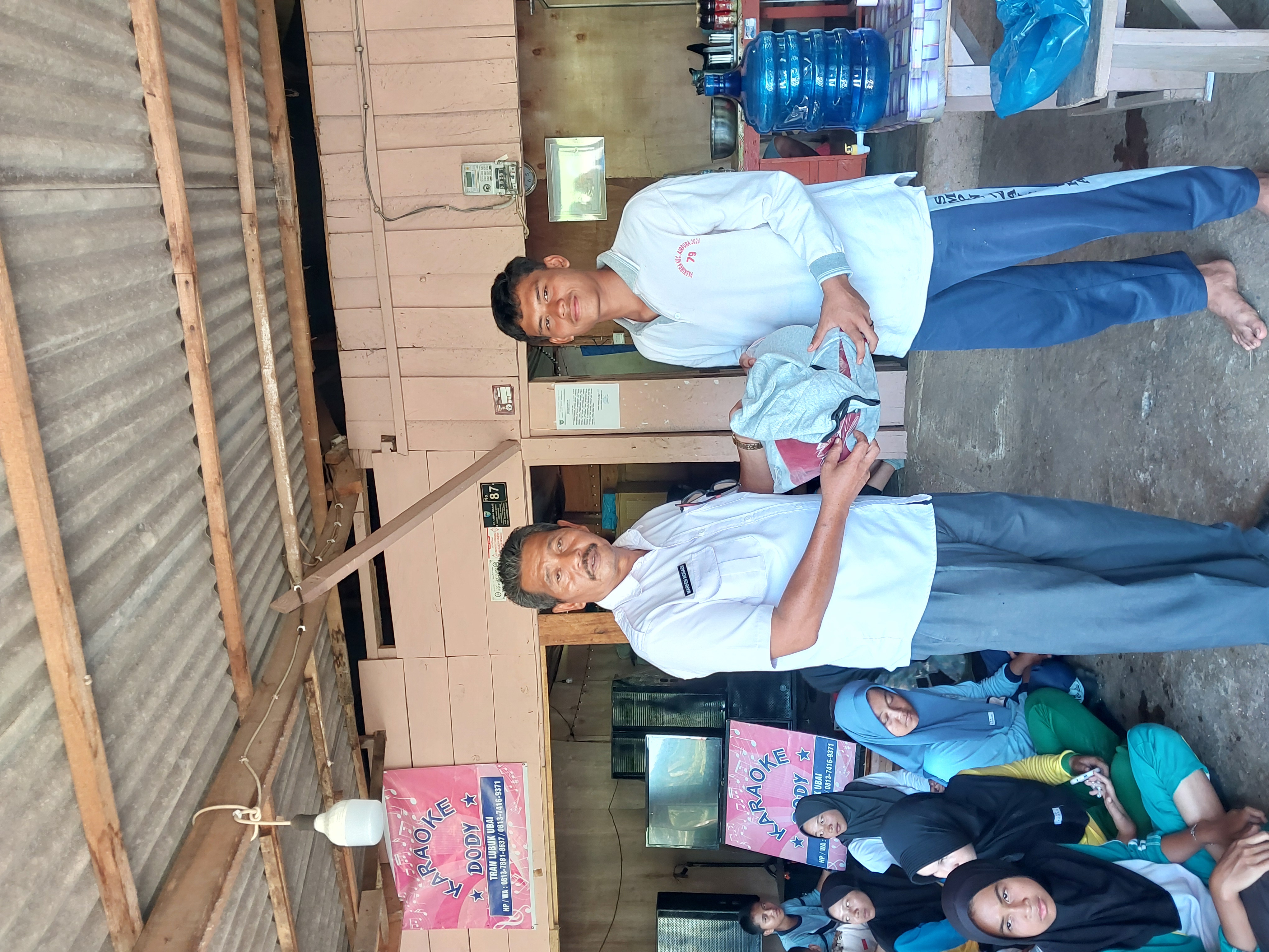 Sekretaris Kecamatan Airpura Serahkan Baju Latihan Kepada Paskibra Kecamatan Airpura