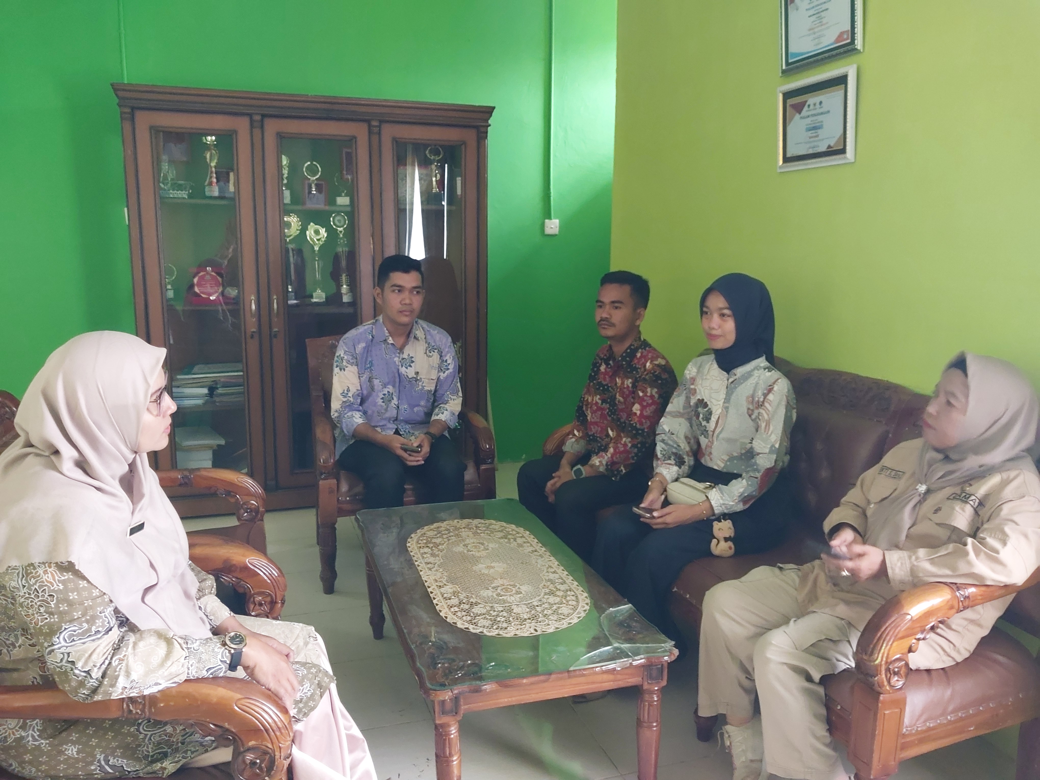 KUNJUNGAN FINALIS UDA UNI UTUSAN KECAMATAN AIRPURA KE KANTOR CAMAT AIRPURA