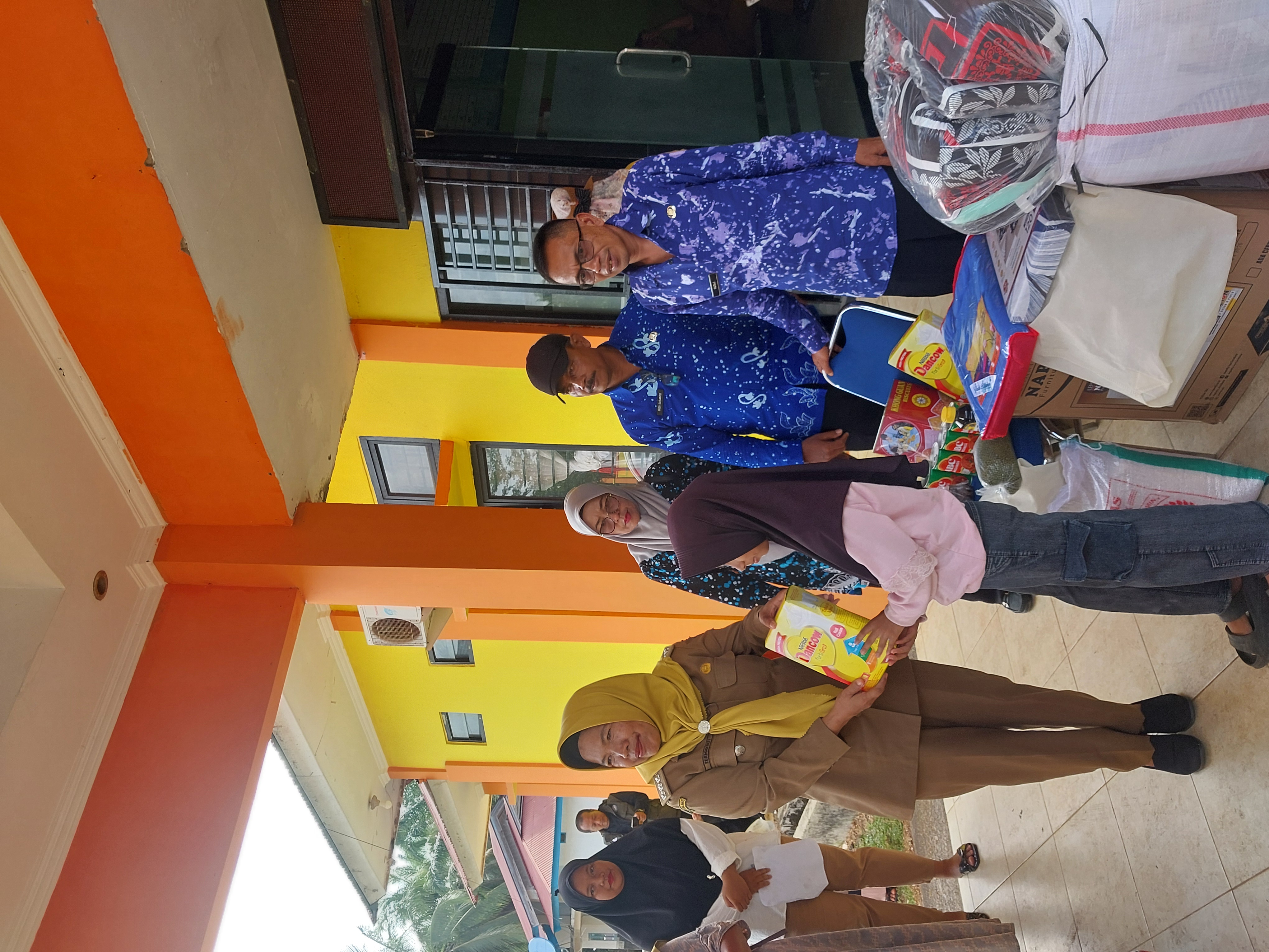 CAMAT AIRPURA TERIMA KUNJUNGAN STIS KEMENSOS RI DALAM PENYALURAN BANTUAN ATENSI 