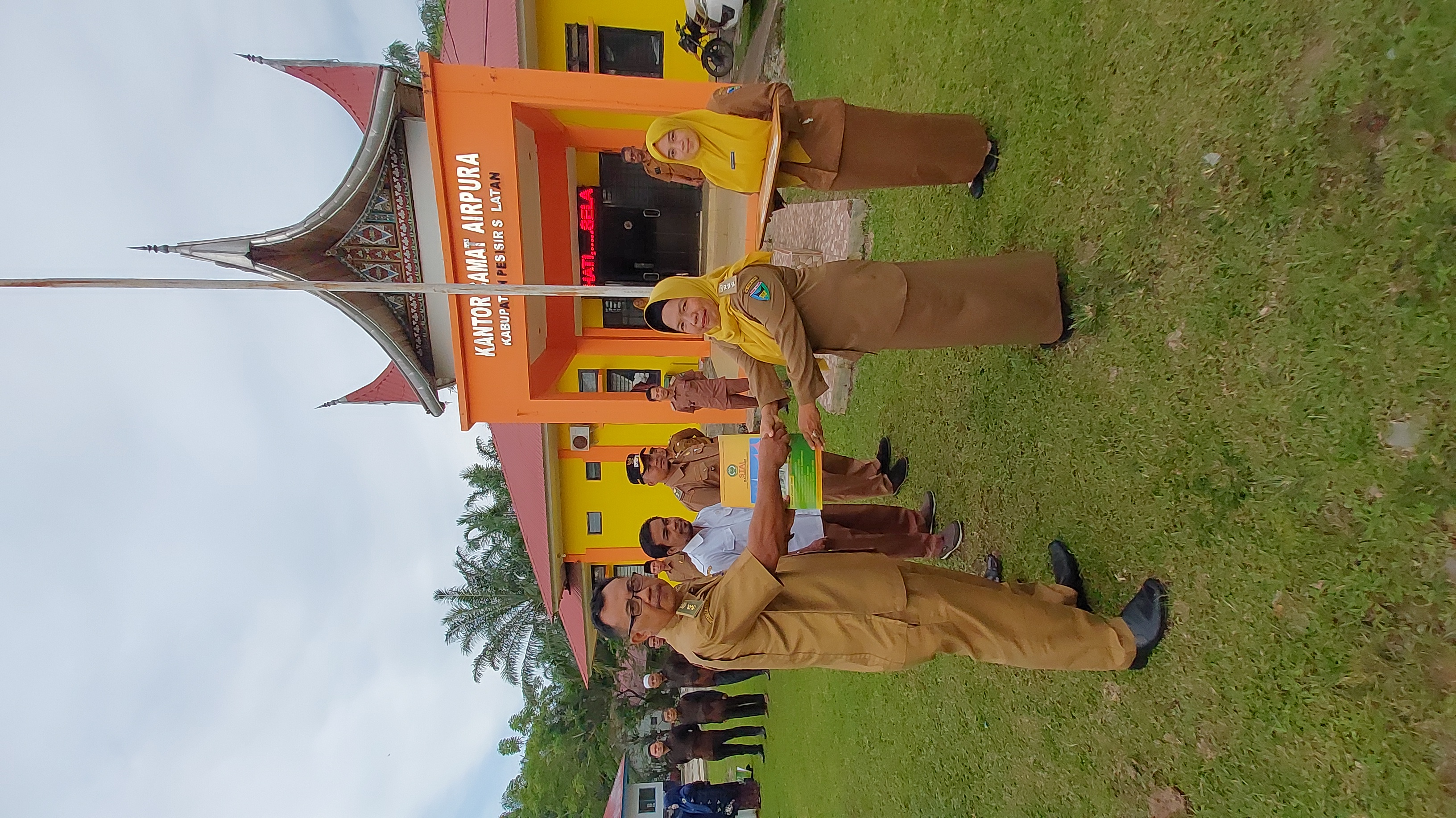 Camat Airpura Resmi Serahkan Mahasiswa Kukerta STAI Balaisalasa ke Empat Nagariri