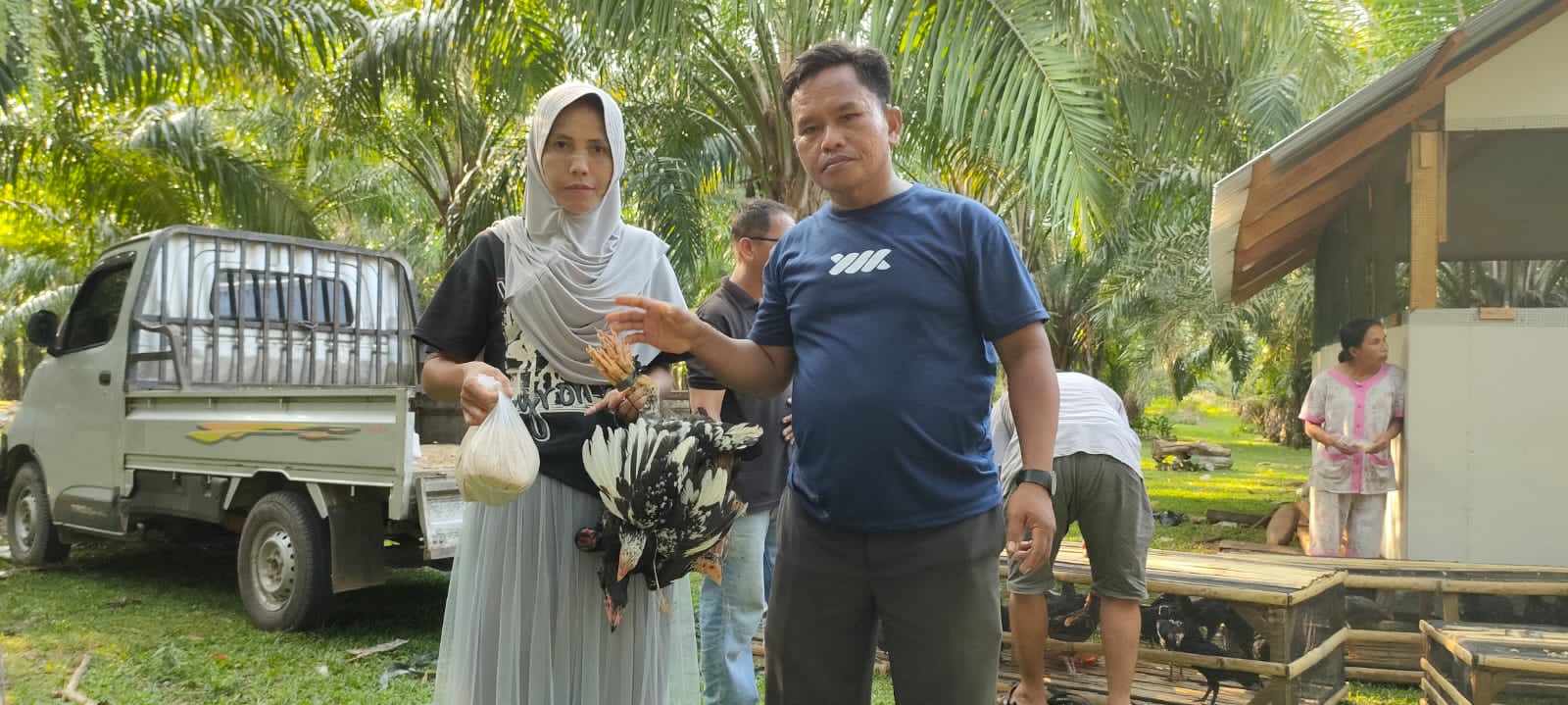  Penyerahan Ketahanan Pangan Hewani Berupa Budidaya ayam kepada Kelurga Penerima Manfaat