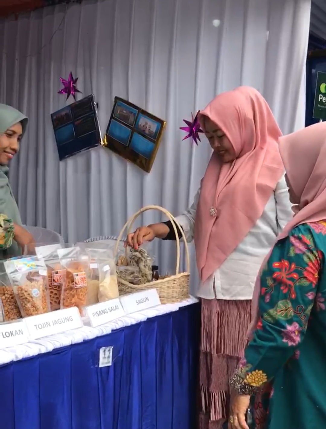 Ramai ! Hari Kedua Festival Literasi Stand Kecamatan Airpura