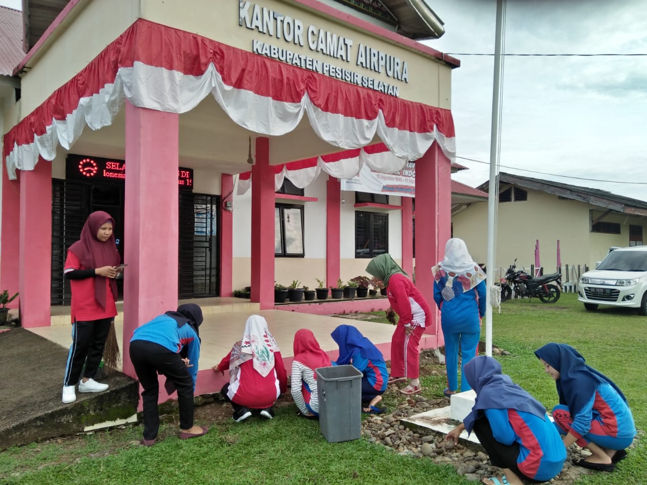 Goro Bersama Karyawan/i Kantor Camat Airpura