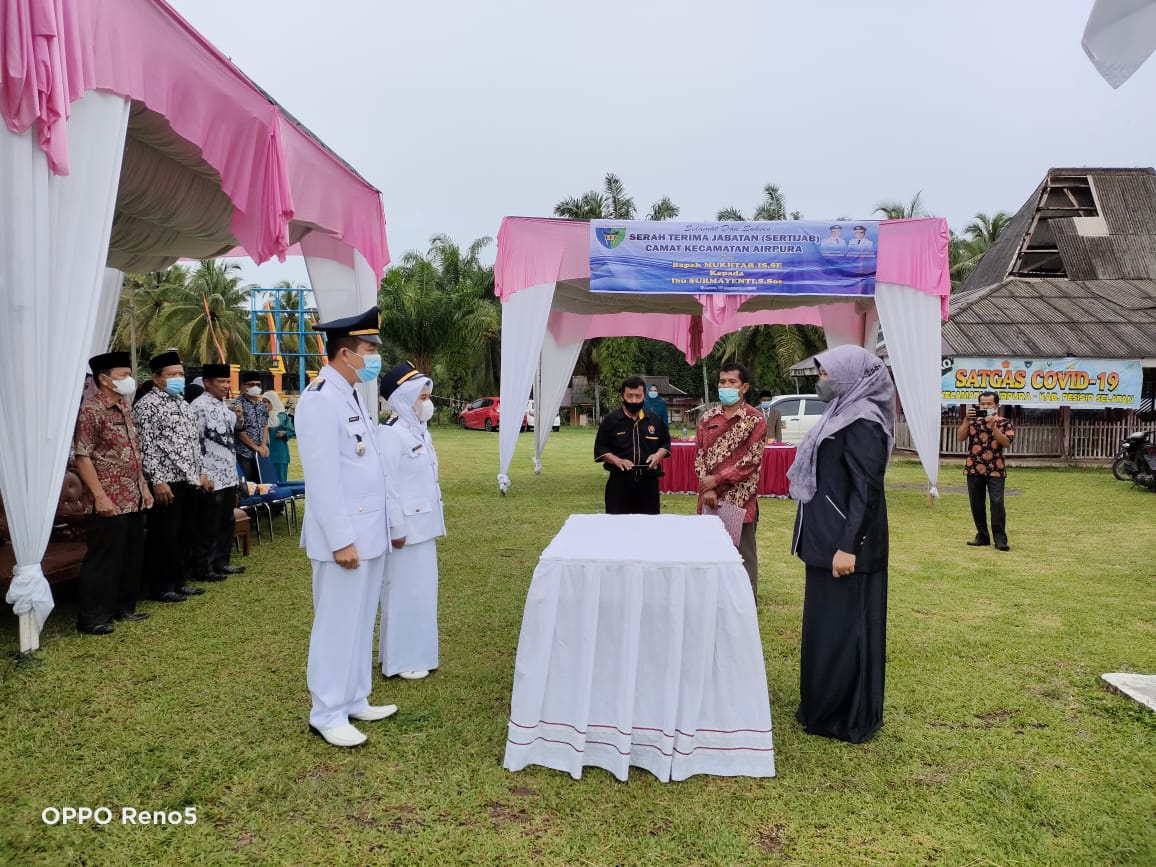Serah Terima Jabatan Camat Airpura dari Bapak MUKHTAR. IS, SE Kepada Ibu SURMAYENTI, S.Sos