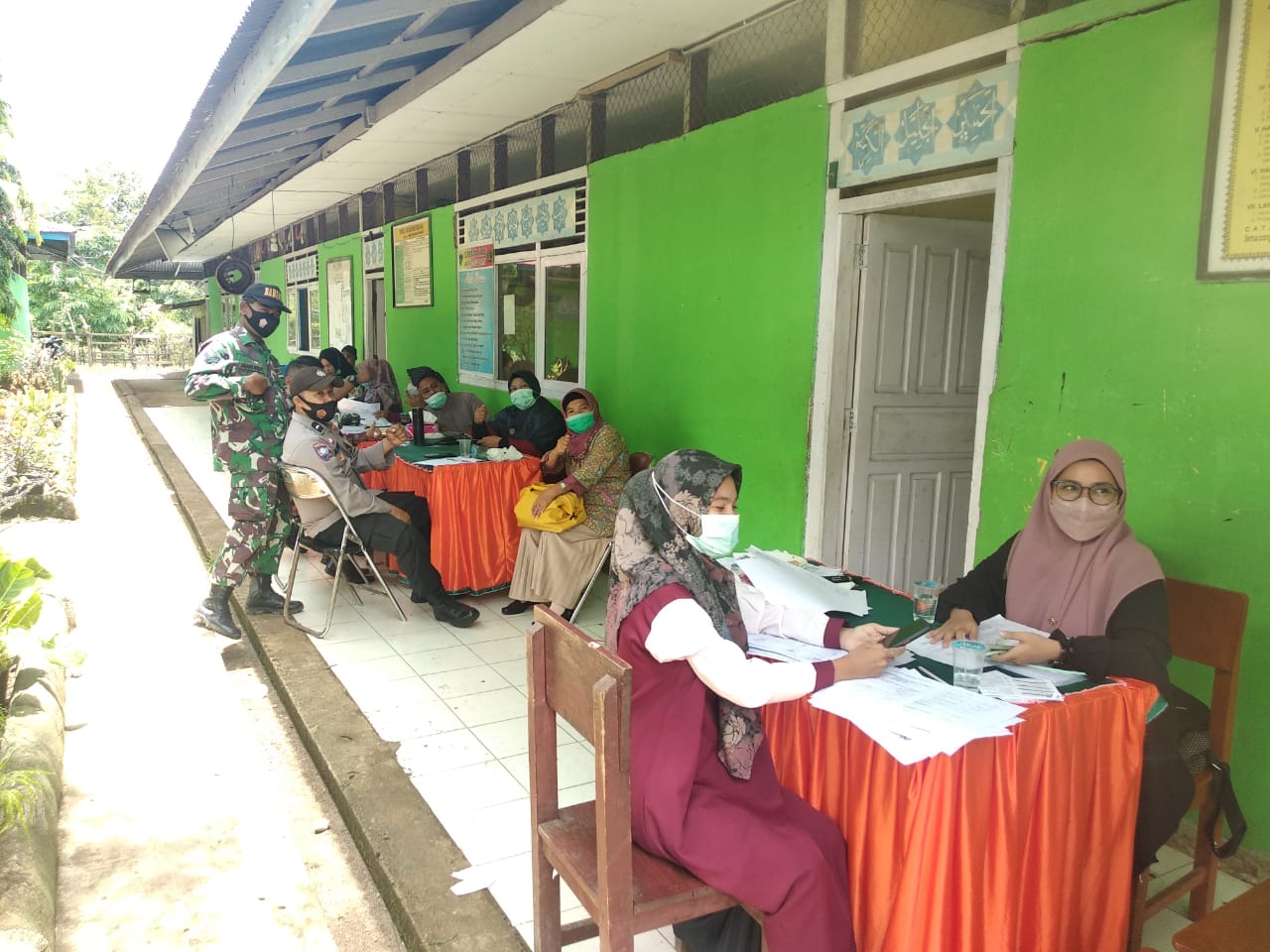 Peninjauan Pelaksanaan Vaksinasi Terhadap Siswa -Siswi MTs.S Teladan Lalang Panjang Inderapura dan S