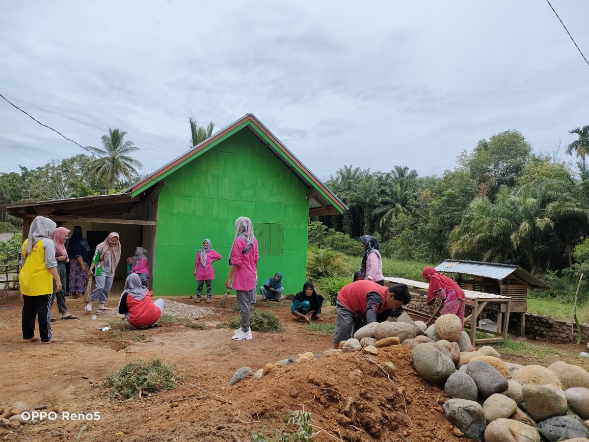 Gotong Royong Kebun PKK di Nagari Lubuk Betung Inderapura Kecamatan Airpura