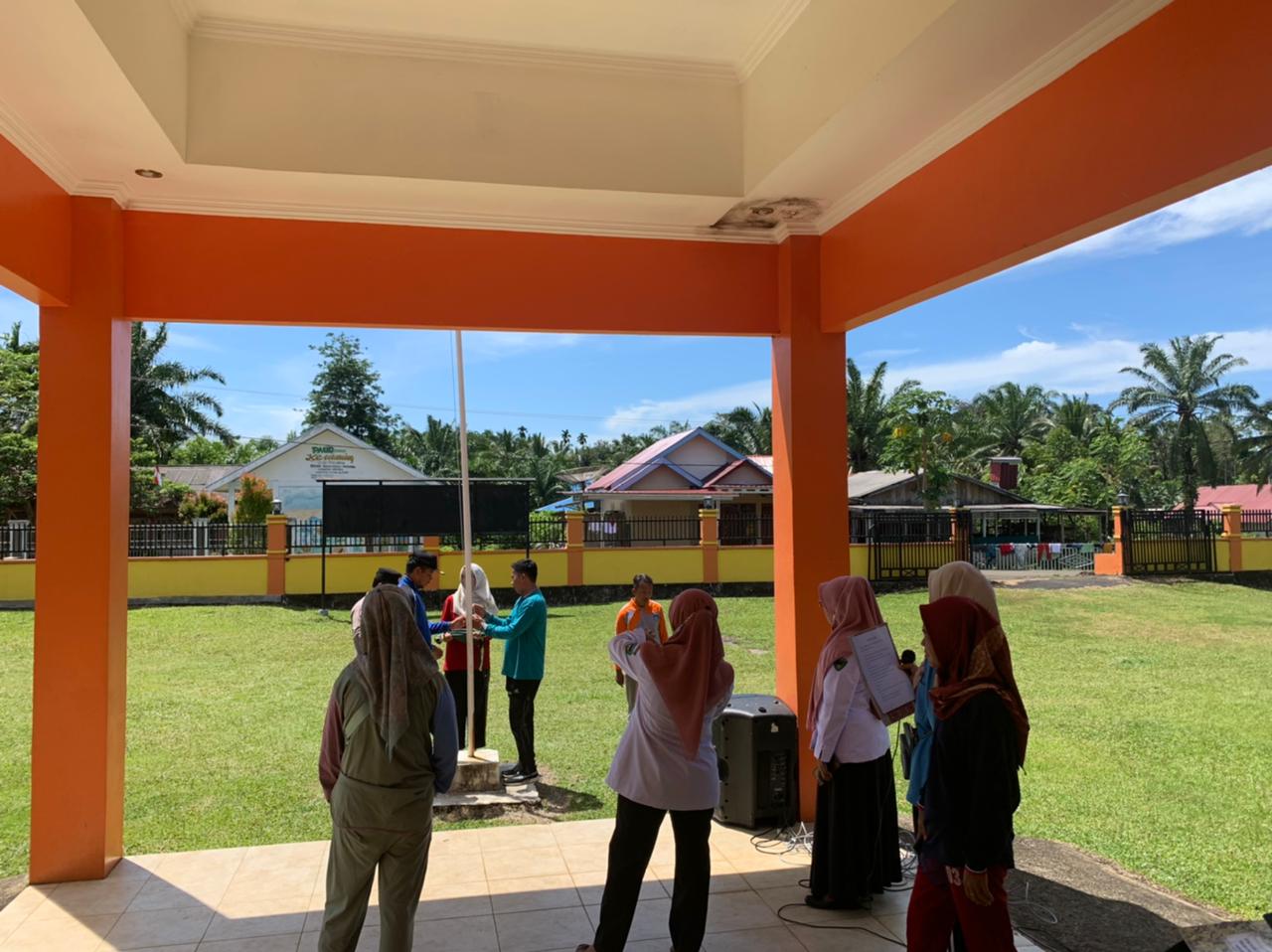 Latihan Persiapan Upacara Hari Kesadaran Nasional di Halaman Kantor Camat Airpura