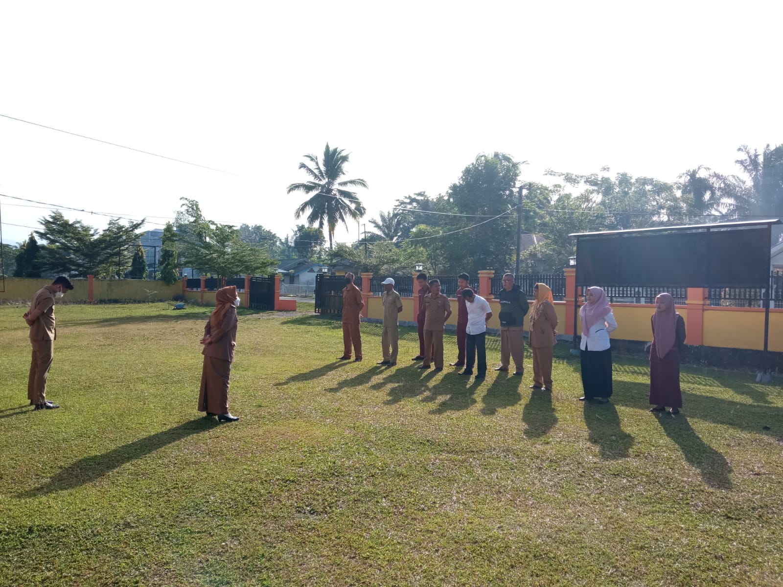 Apel Pagi Gabungan Bersama Kepala UPTD/Dinas Instansi di Halaman Kantor Camat Airpura