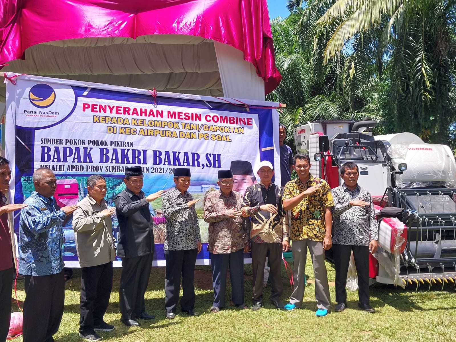 Penyerahan Mesin Combine Kepada Kelompok Tani/Gapoktan di Kecamatan Airpura dan Pancung Soal oleh An