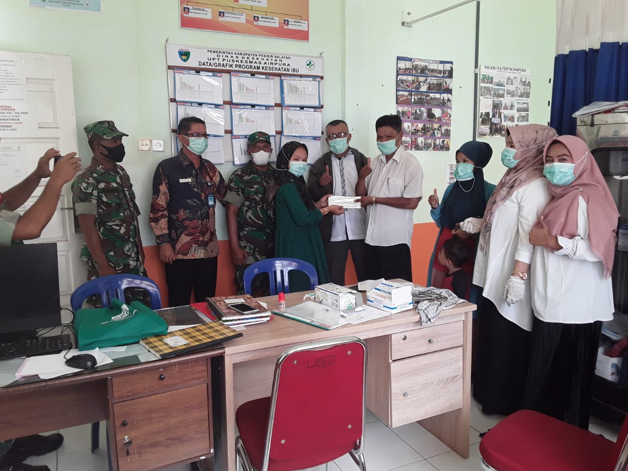 Pelayanan TNI Manunggal KB KES di Puskesmas Airpura