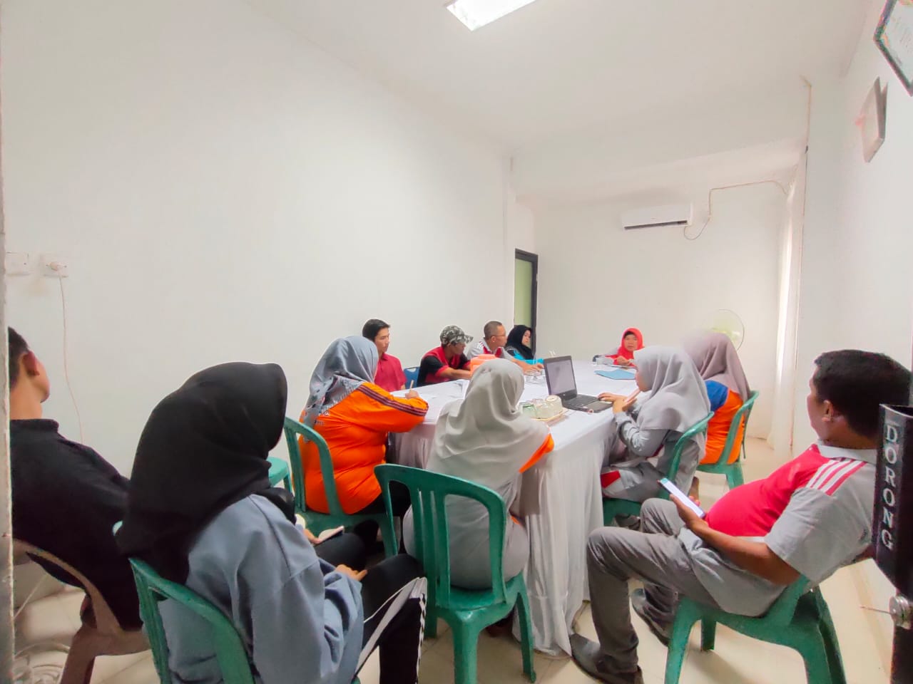 Rapat Staf dalam Mempersiapkan Acara Pengambilan Sumpah dan Pelantikan Jabatan Penjabat Wali Nagari 