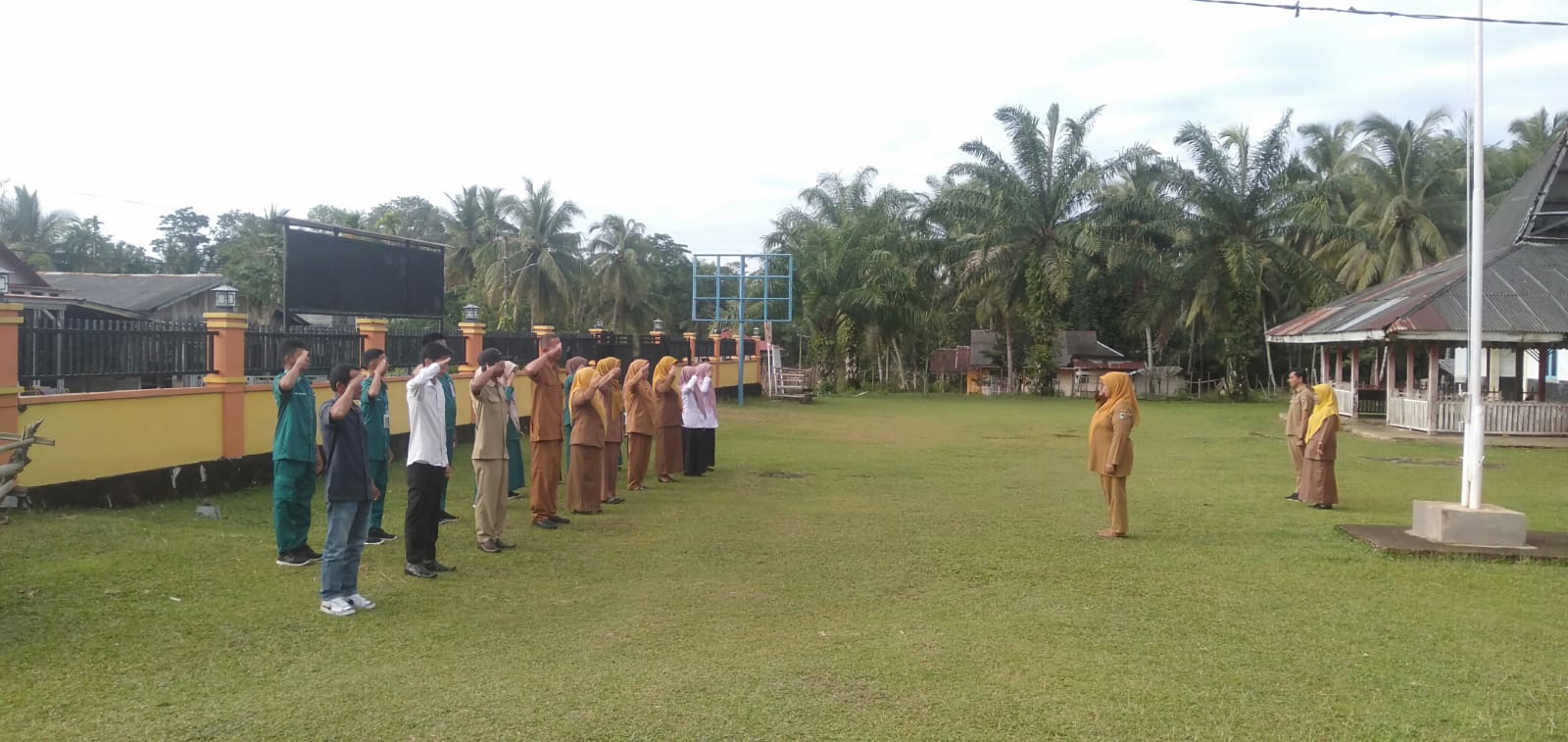 Melaksanakan Apel Pagi Bersama di Halaman Kantor Camat Airpura
