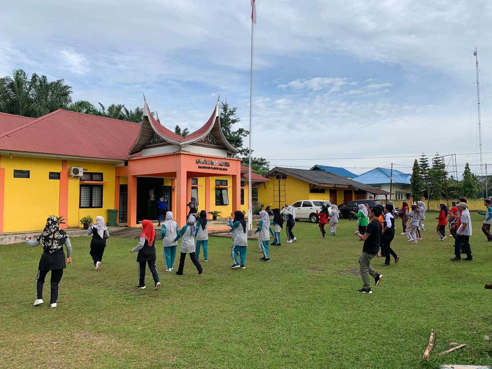Senam Bersama di Halaman Kantor Camat Airpura