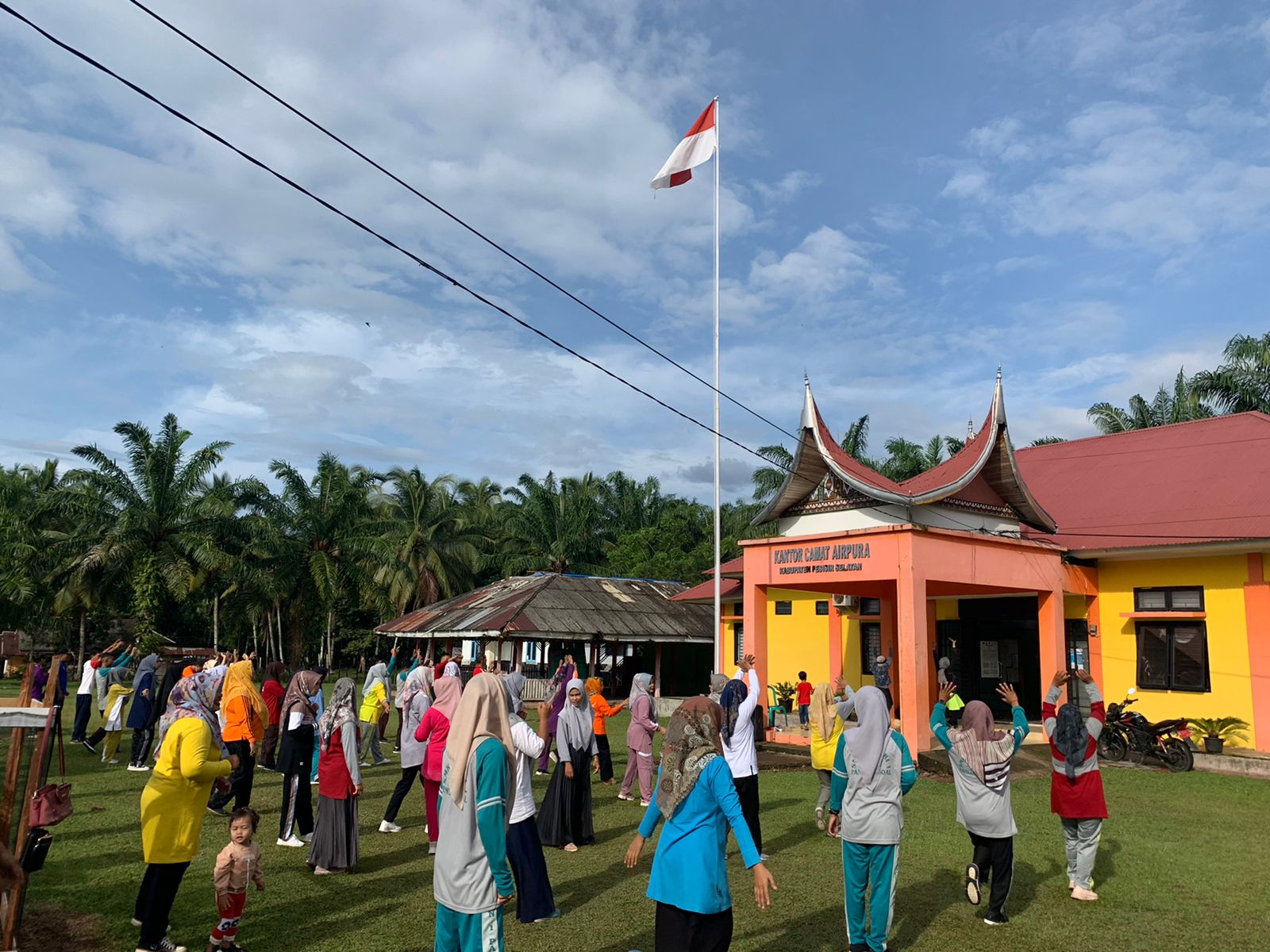 Kegiatan Senam Bersama dan Dilanjutkan dengan Pemeriksaan Kesehatan dari Puskesmas Airpura