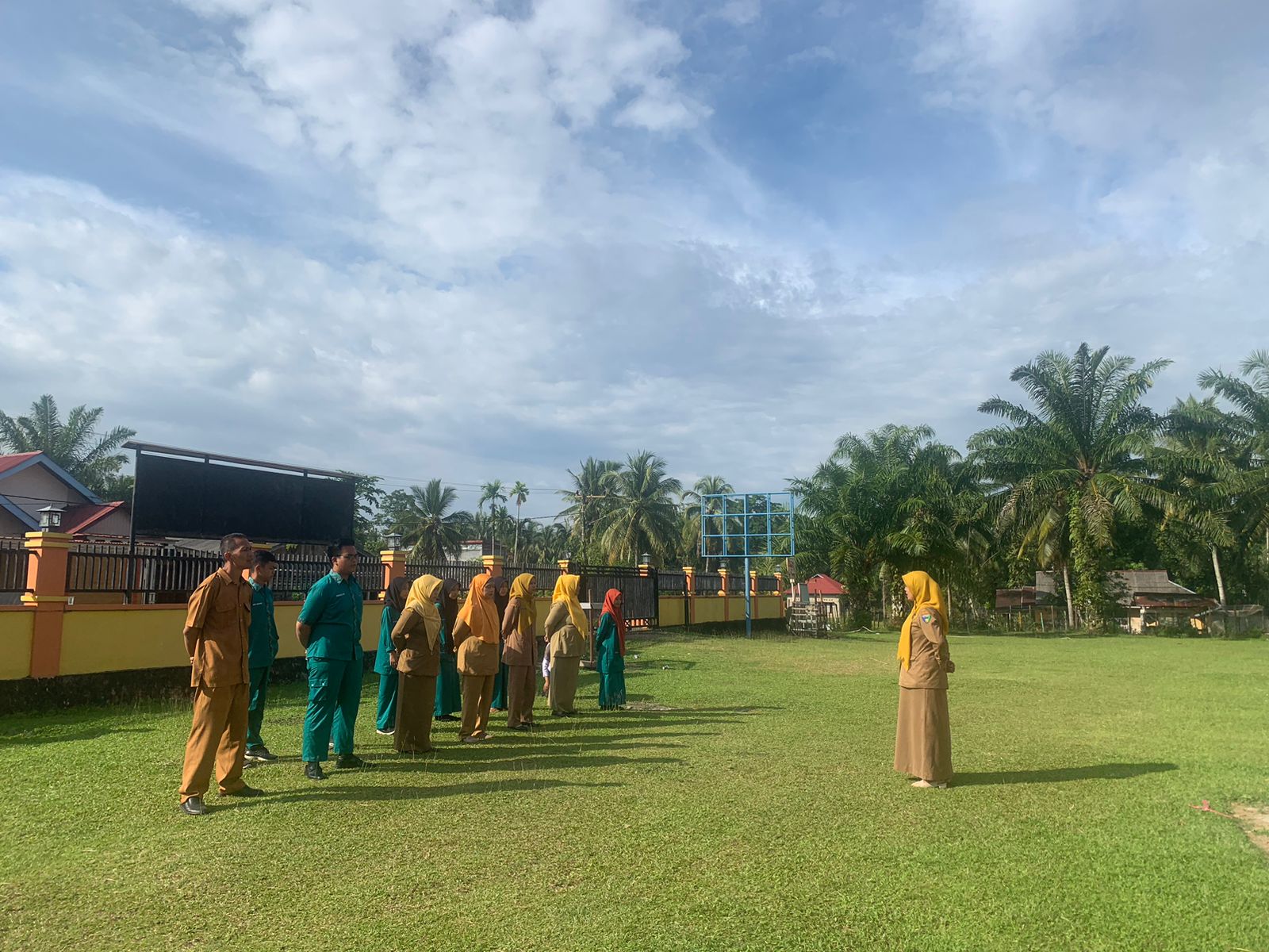 Kegiatan Apel Pagi di Halaman Kantor Camat Airpura