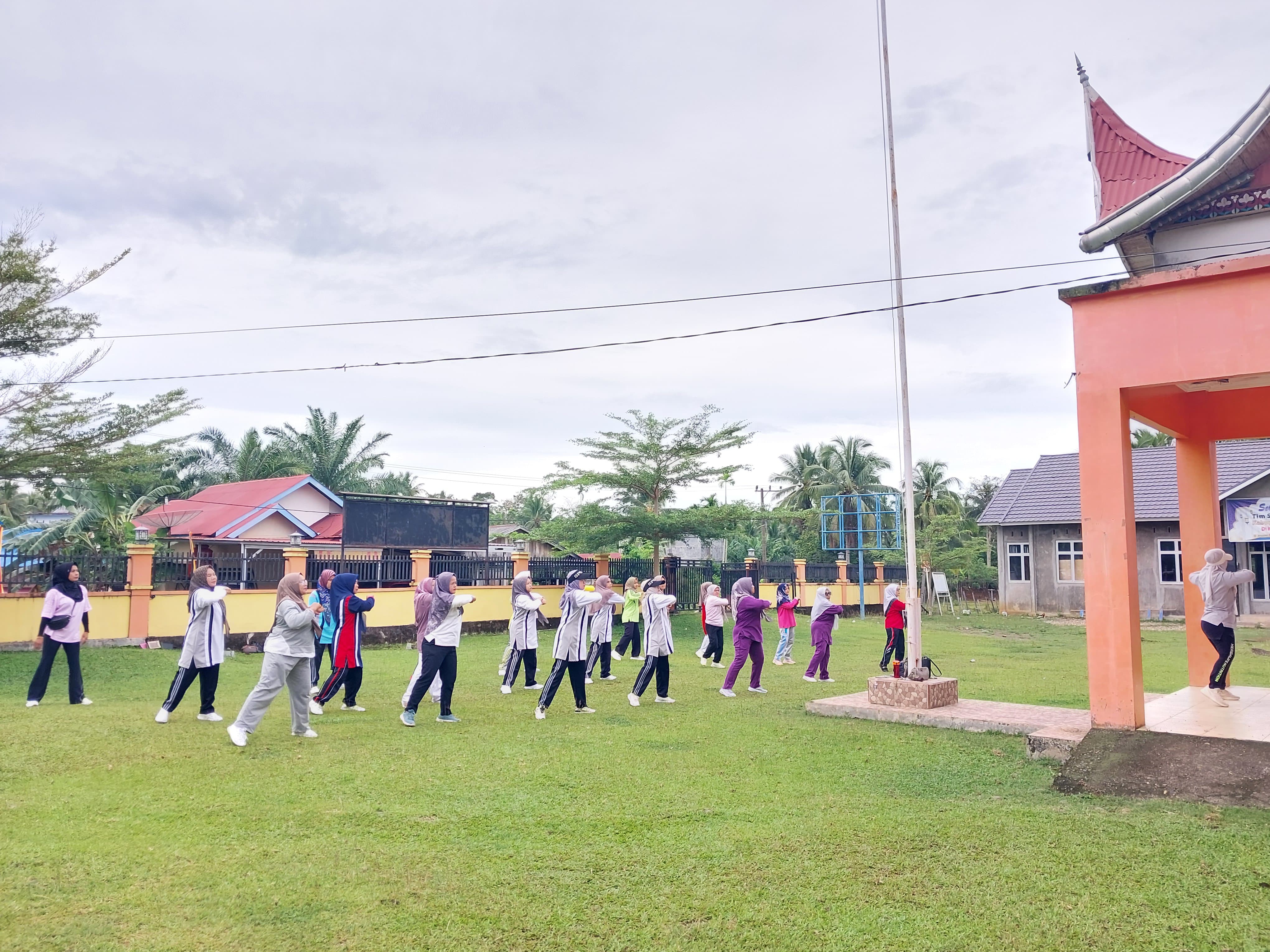 Senam Bersama TP PKK Kecamatan dan TP.PKK Nagari se-Kecamatan Airpura Jumat, 11 April 2025