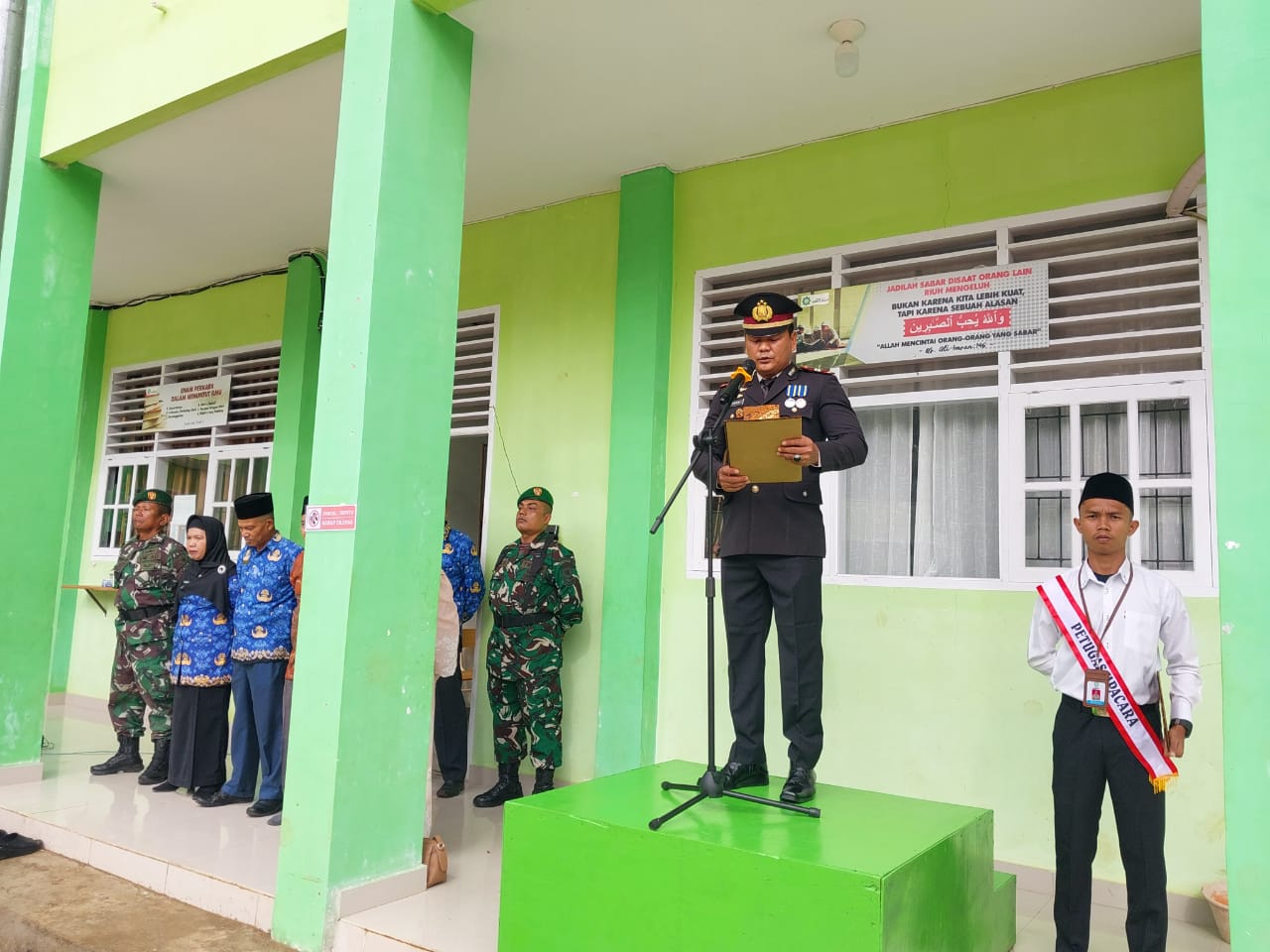 HUJAN TAK SURUTKAN SEMANGAT PESERTA UPACARA HARI PAHLAWAN YANG KE-80 DI KECAMATAN AIRPURA