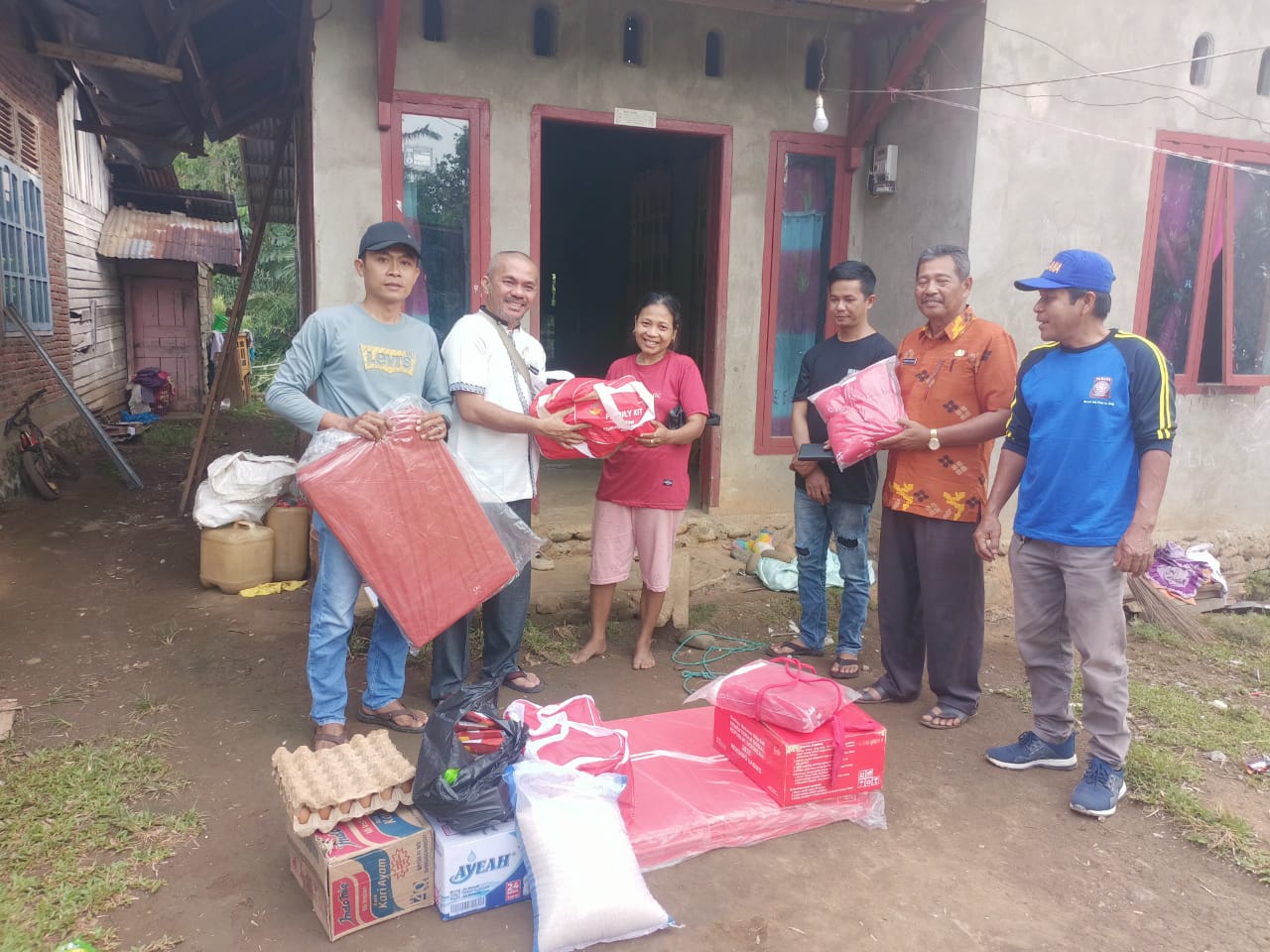 SEKRETARIS KECAMATAN AIRPURA DAMPINGI DINAS SOSIAL SALURKAN BANTUAN KEPADA KORBAN RUMAH TERTIMPA POH