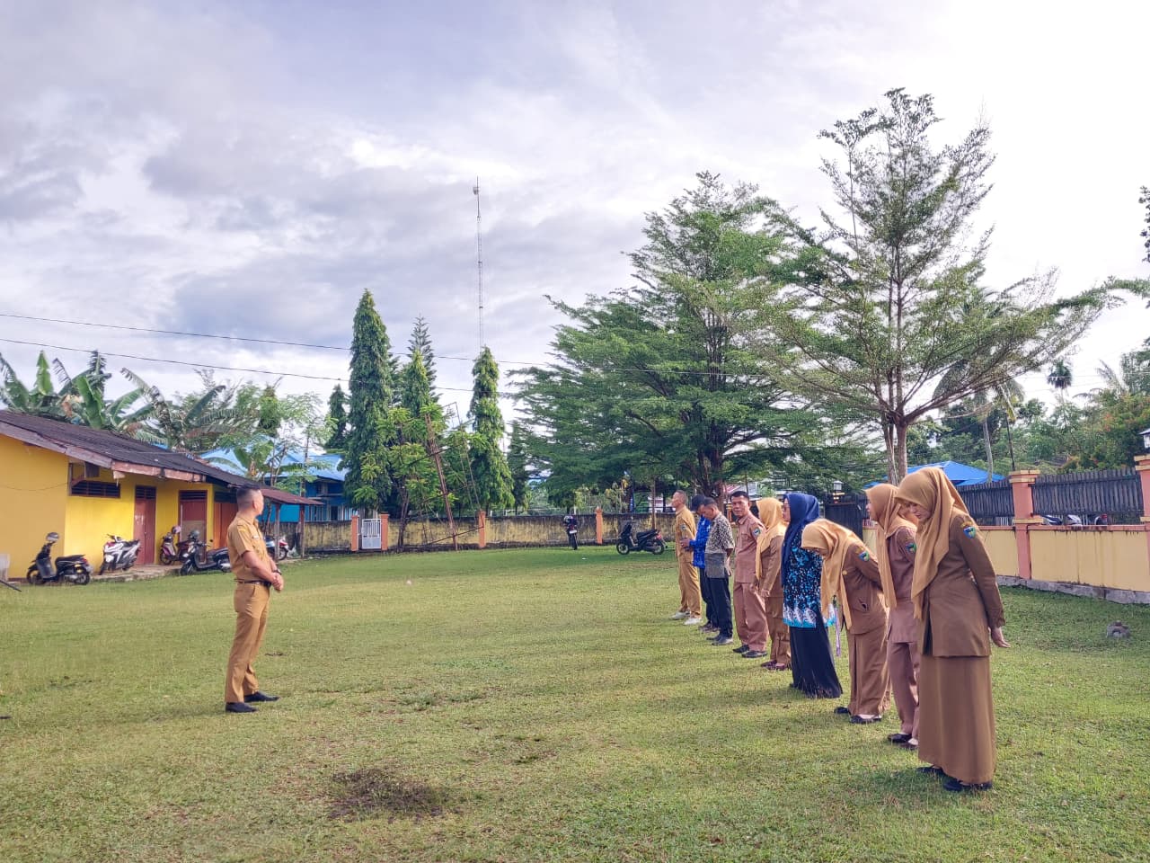 Kasi Pemerintahan sebagai Pembina Apel Pagi di Kantor Camat Airpura , Selasa 18 November 2025