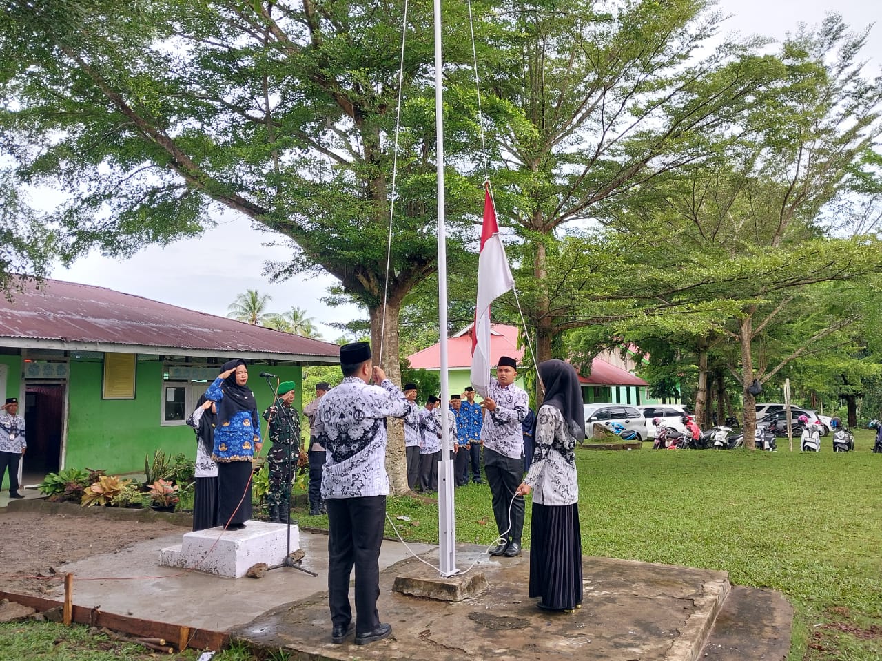 Upacara Peringatan HUT PGRI Ke 80 dan HUT KORPRI ke 54 Tahun 2025 Kecamatan Airpura