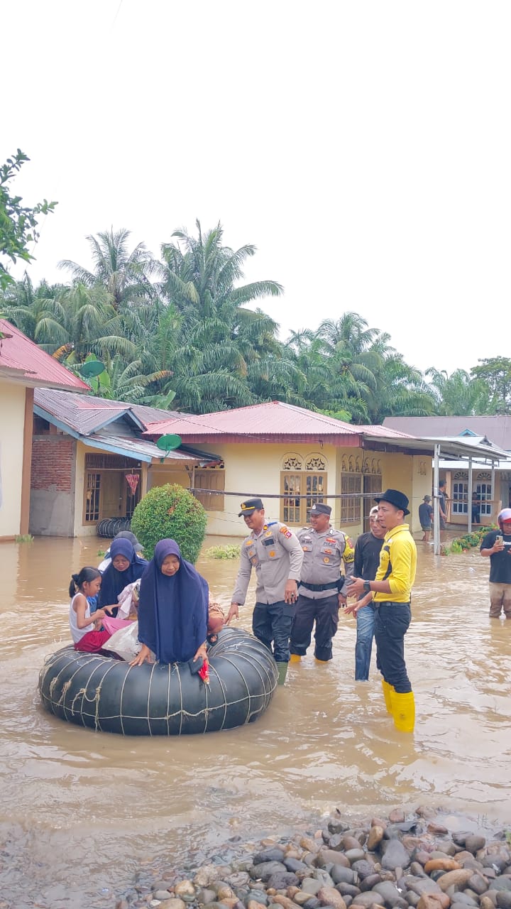 KASI PEMERINTAHAN KECAMATAN AIRPURA TINJAU LOKASI BENCANA BANJIR DI NAGARI INDERAPURA TIMUR