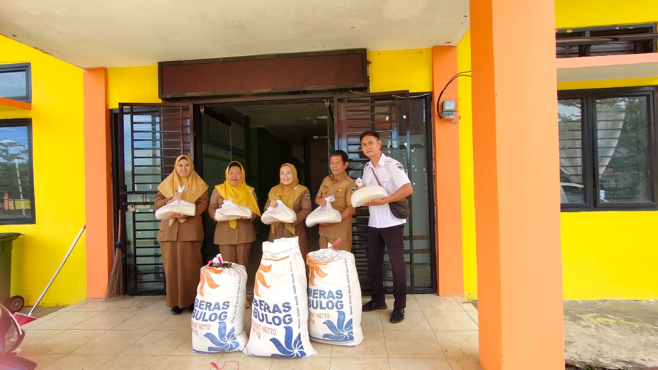 Pemerintah Kecamatan Airpura Terima Bantuan Beras dari Dinas Perikanan dan Pangan Kabupaten Pesisir 