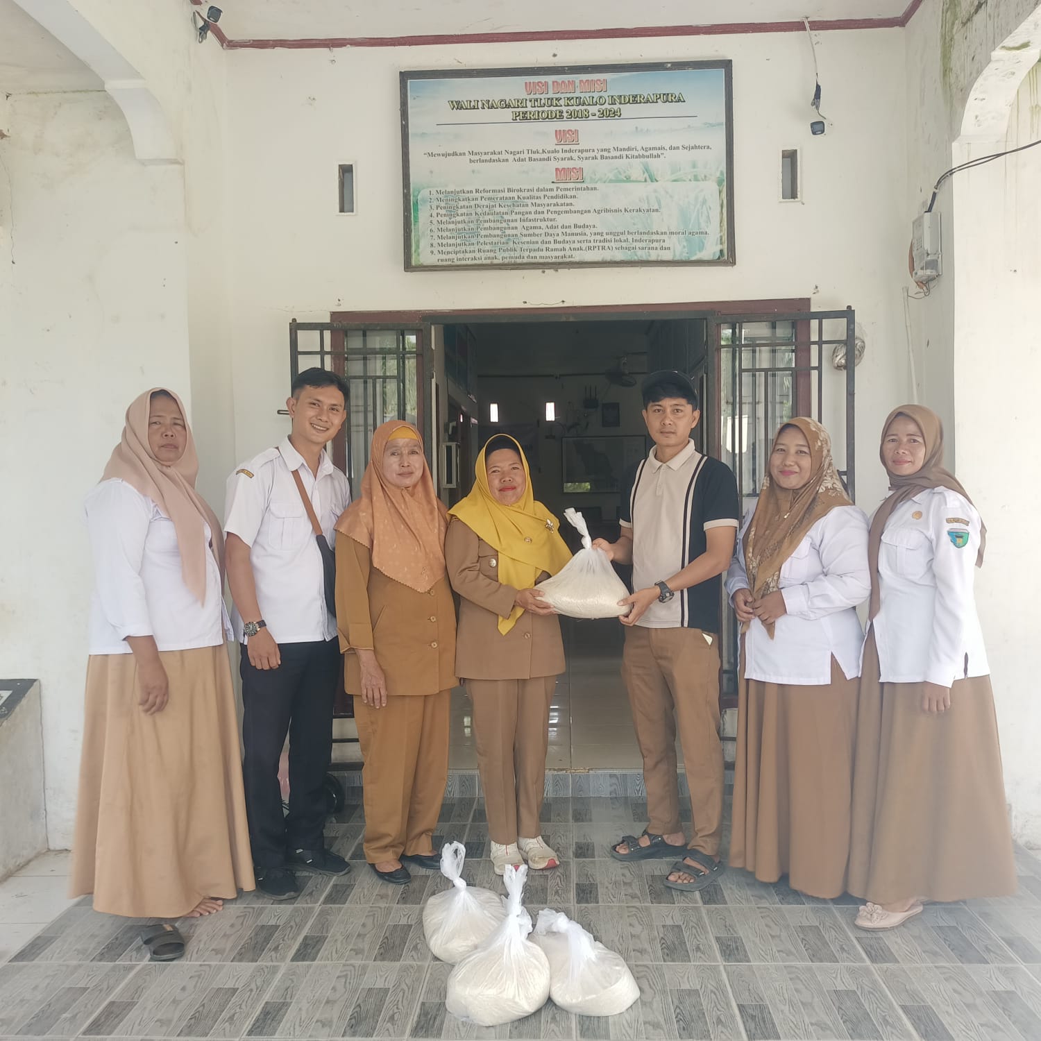 CAMAT AIRPURA SALURKAN BANTUAN KEPADA MASYARAKAT NAGARI TLUK KUALO INDERAPURA YANG TERDAMPAK BANJIR