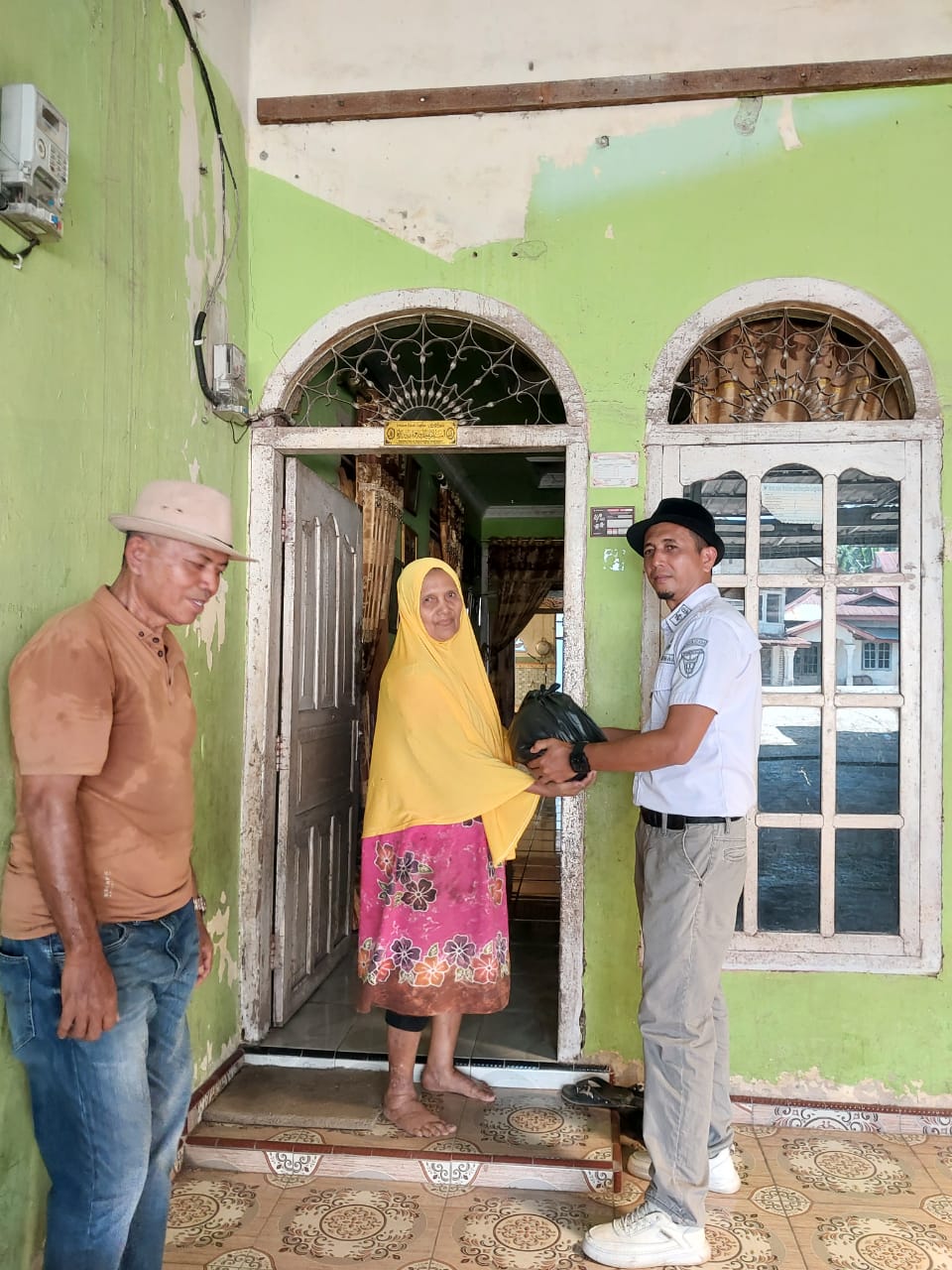 PEMERINTAHAN NAGARI INDERAPURA TIMUR SALURKAN BANTUAN KEPADA KORBAN YANG TERDAMPAK BANJIR