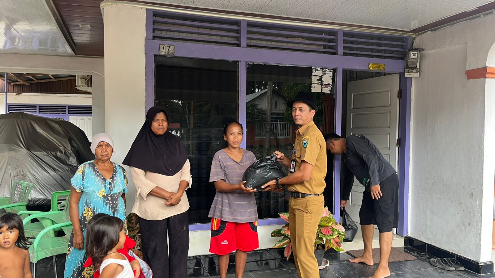 Kasi Pemerintahan Kecamatan Airpura Beserta Anggota Salurkan Beras Kepada Masyarakat Terdampak Banji