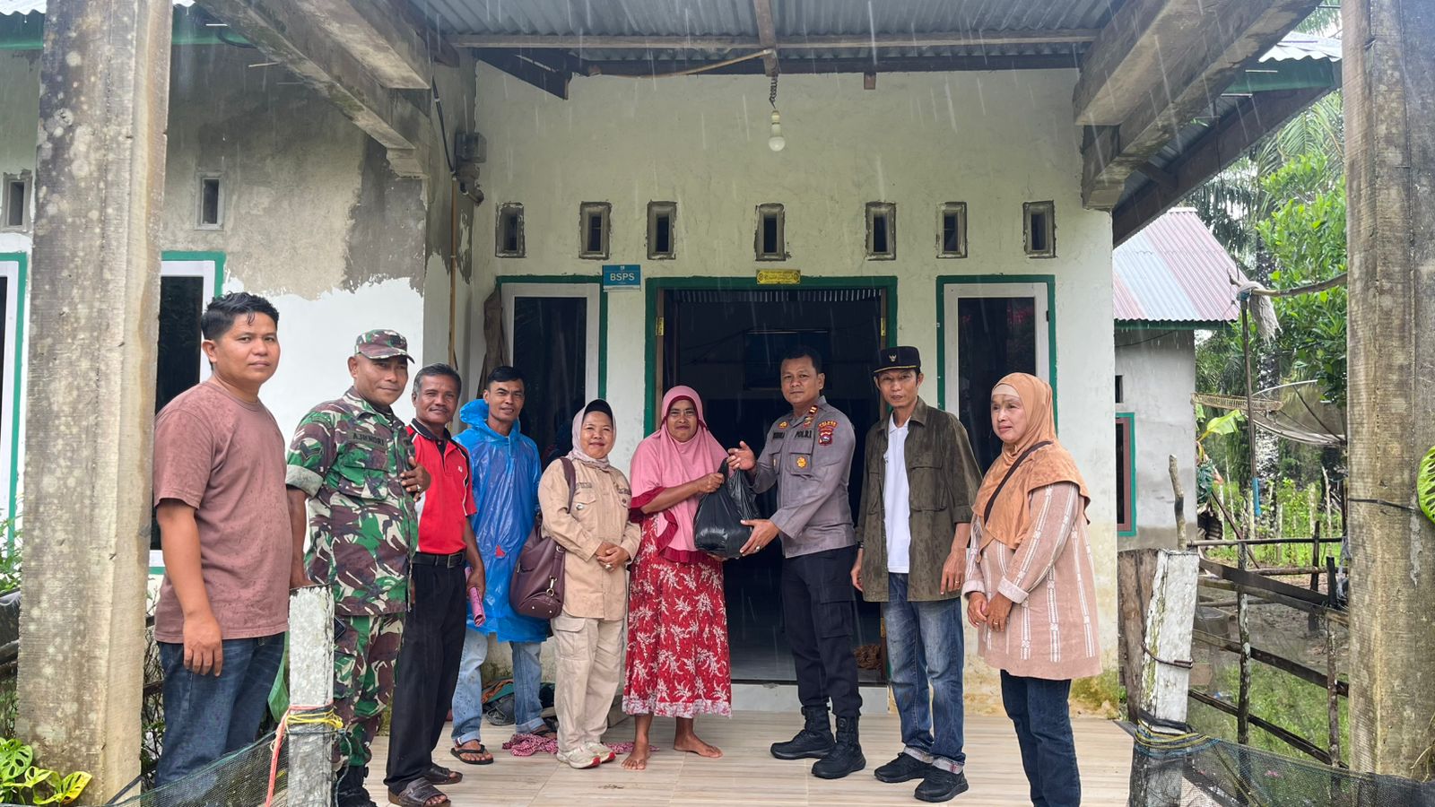 Camat Airpura Salurkan Bantuan Beras kepada Warga Terdampak Banjir di Nagari Tluk Kualo Inderapura