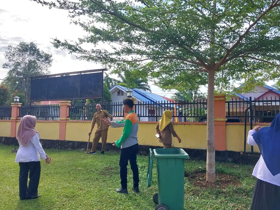 Budayakan Gotong Royong, Camat Airpura ajak Staf untuk bergotong Royong